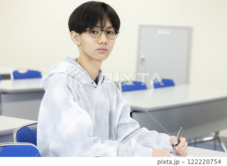 授業を受ける男子学生 授業を受ける男子学生 122220754