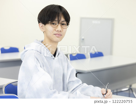 授業を受ける男子学生 授業を受ける男子学生 122220755