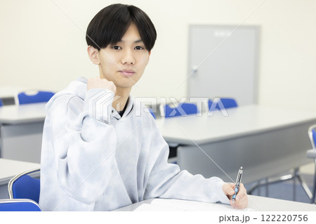授業を受ける男子学生 122220756