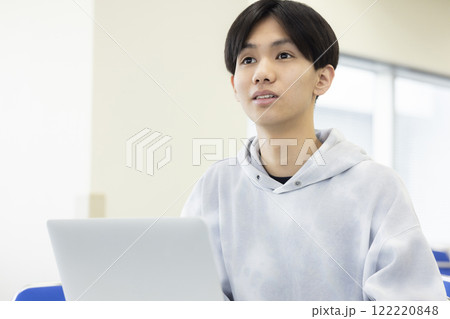 授業を受ける男子学生 122220848