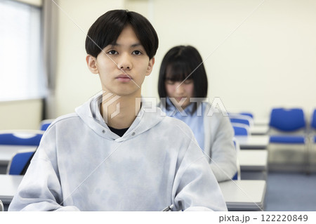 授業を受ける学生 122220849