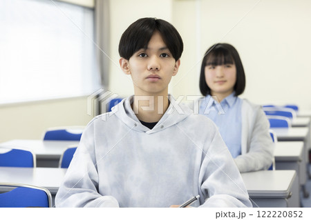 授業を受ける学生 授業を受ける学生 122220852