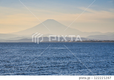 江ノ島 片瀬西浜海水浴場の夕景と富士山(神奈川県藤沢市) 江ノ島 片瀬西浜海水浴場の夕景と富士山(神奈川県藤沢市) 122221287