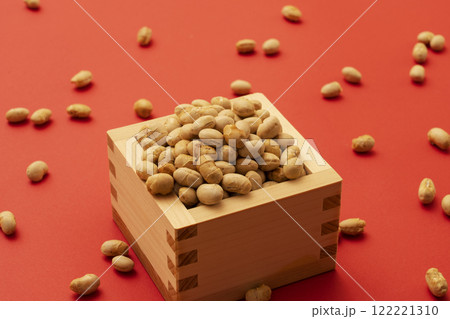 日本の行事。節分。赤背景上に置かれた豆まき用の大豆。 122221310
