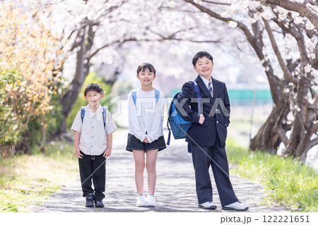 桜の下で微笑む子ども 122221651