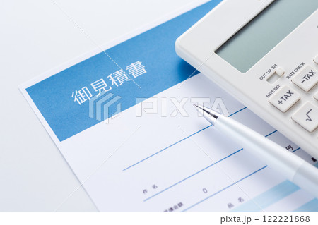 見積もり書と電卓 122221868