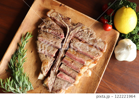 Tボーンステーキ 122221964