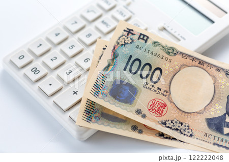 電卓と1000円札 電卓と1000円札 122222048