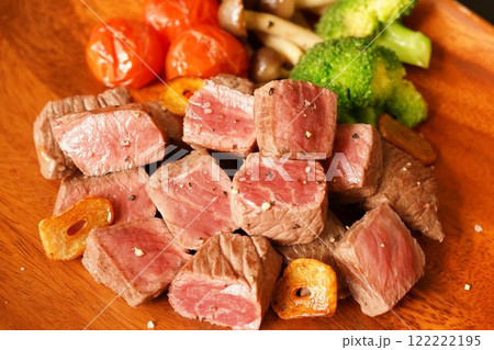国産牛赤身肉ステーキ＆サイコロステーキ 122222195