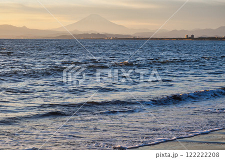 江ノ島 片瀬西浜海水浴場の夕景と富士山(神奈川県藤沢市) 江ノ島 片瀬西浜海水浴場の夕景と富士山(神奈川県藤沢市) 122222208