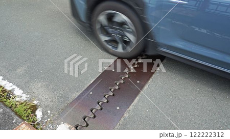 橋のジョイント部分を通過する車両 橋のジョイント部分を通過する車両 122222312