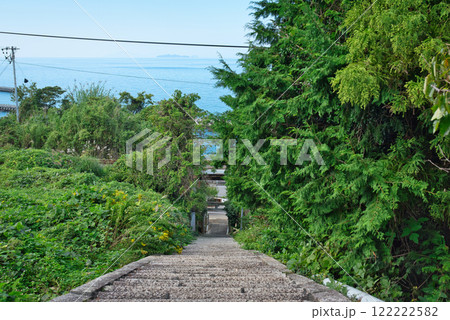 愛媛県伊予市にある三島神社から眺める伊予灘 122222582