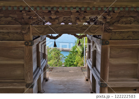 愛媛県伊予市にある三島神社から眺める伊予灘 122222583
