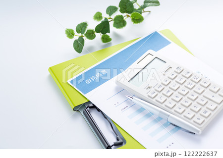 見積もり書と電卓 122222637