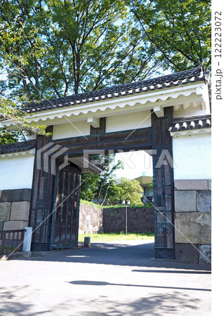 旧江戸城（皇居）の田安門【東京都千代田区】 122223072