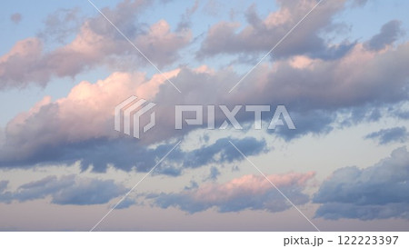 淡いブルーの空と淡いピンクに染まった雲 淡いブルーの空と淡いピンクに染まった雲 122223397