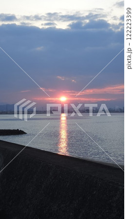 初日の出を撮りたかった人が撮った1月下旬の夕日(縦画像) 初日の出を撮りたかった人が撮った1月下旬の夕日(縦画像) 122223399