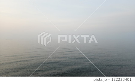 海と空の境界が曖昧な水平線 海と空の境界が曖昧な水平線 122223401