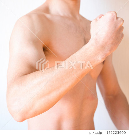 筋肉を鍛える男性 122223600