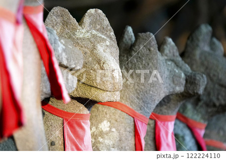 役目を終えて魂は神様の元に戻った ひっそり佇むお狐様たち 122224110