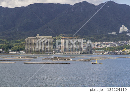 【広島宮島口　宮島口JR西日本宮島フェリーからの蠣いかだ】 122224119