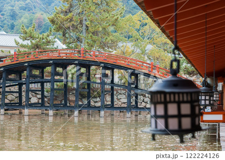 【広島宮島 厳島神社の吊灯篭と反橋】 【広島宮島 厳島神社の吊灯篭と反橋】 122224126