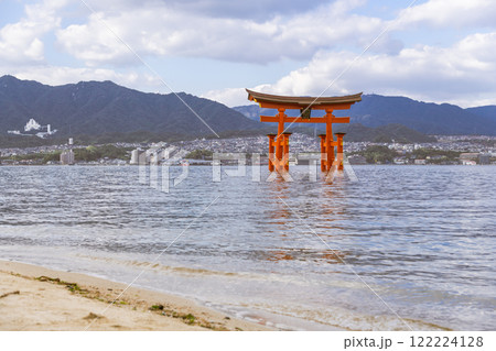 【広島宮島　大鳥居と砂浜】 122224128