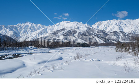 快晴の空と冠雪の北アルプス 長野県白馬村 快晴の空と冠雪の北アルプス 長野県白馬村 122224193