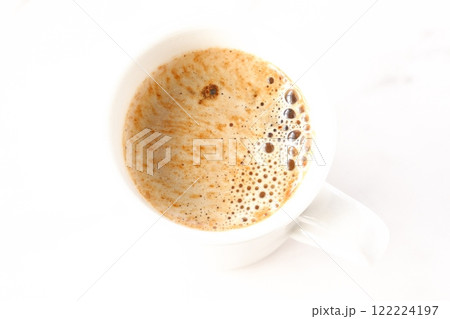 エスプレッソと牛乳を混ぜたカフェ・ラッテを飲みながらリラックスしているイメージ 122224197