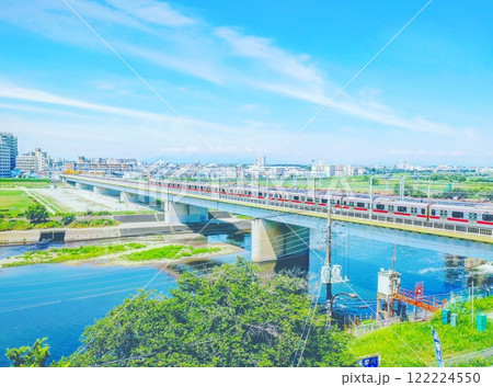 河原の上を走る電車 122224550