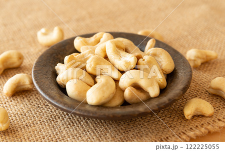 小皿に盛られたカシューナッツ 122225055