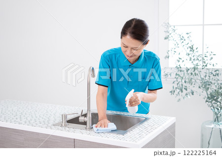 キッチンを掃除するシニア女性のハウスキーパー キッチンを掃除するシニア女性のハウスキーパー 122225164