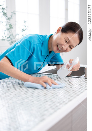 キッチンを掃除するシニア女性のハウスキーパー キッチンを掃除するシニア女性のハウスキーパー 122225177