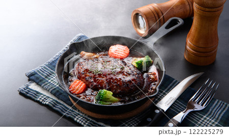 煮込みハンバーグ 122225279