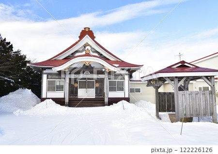 冬の北海道八雲町で象頭山金毘羅院境内の風景を撮影 122226126