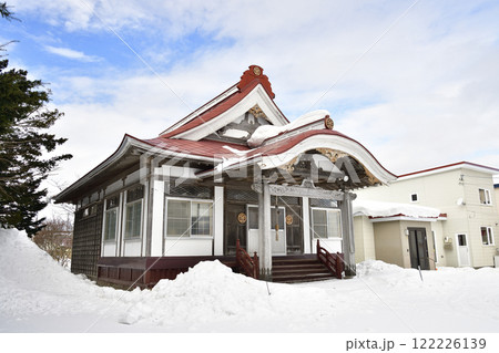 冬の北海道八雲町で象頭山金毘羅院境内の風景を撮影 122226139
