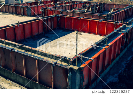 基礎工事中の住宅 型枠に流し込まれたコンクリート　暖色寒色強調 122226287