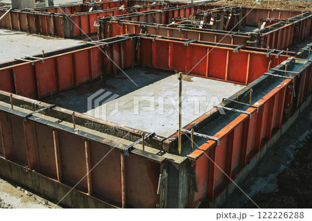 基礎工事中の住宅 型枠に流し込まれたコンクリート　フィルム調　 122226288