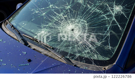 Shattered windshield glass with radial crack...のイラスト素材 [122226786] - PIXTA