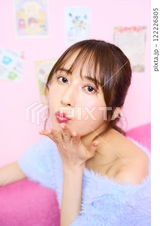 メルヘンルームの若い女性のファッションポートレート 122226805