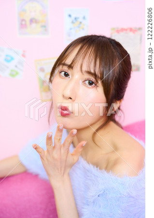 メルヘンルームの若い女性のファッションポートレート 122226806