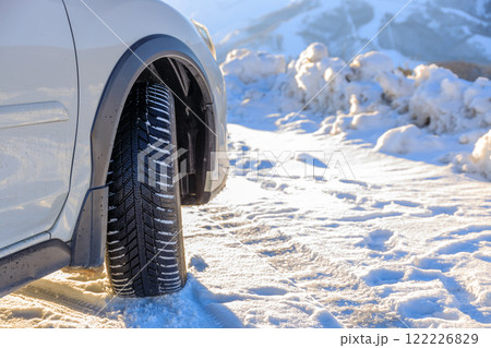 雪上のオールシーズンタイヤを履いた四輪駆動車 122226829