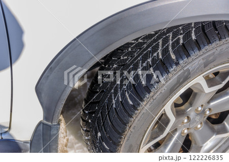 雪上のオールシーズンタイヤを履いた四輪駆動車 雪上のオールシーズンタイヤを履いた四輪駆動車 122226835