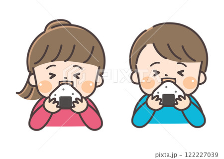 おにぎりを食べる二人の子ども達 122227039