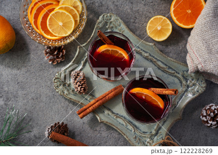 オレンジとシナモン香る冬のホットワインカクテル 122228269