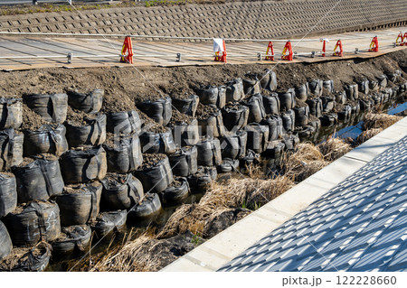 土嚢が積まれた護岸の改修工事 新河岸川 2025.01 c-1 土嚢が積まれた護岸の改修工事 新河岸川 2025.01 c-1 122228660