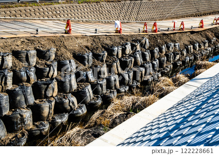 土嚢が積まれた護岸の改修工事 新河岸川 2025.01 c-2 高彩度コントラスト 土嚢が積まれた護岸の改修工事 新河岸川 2025.01 c-2 高彩度コントラスト 122228661