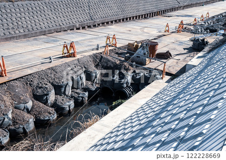 土嚢が積まれた護岸の改修工事 新河岸川 2025.01 d-4 クールライトカラー 土嚢が積まれた護岸の改修工事 新河岸川 2025.01 d-4 クールライトカラー 122228669
