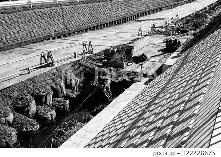 土嚢が積まれた護岸の改修工事 新河岸川 2025.01 e-5 モノクロ 土嚢が積まれた護岸の改修工事 新河岸川 2025.01 e-5 モノクロ 122228675