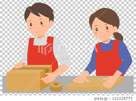 段ボールを梱包するエプロン姿の男女 段ボールを梱包するエプロン姿の男女 122228775